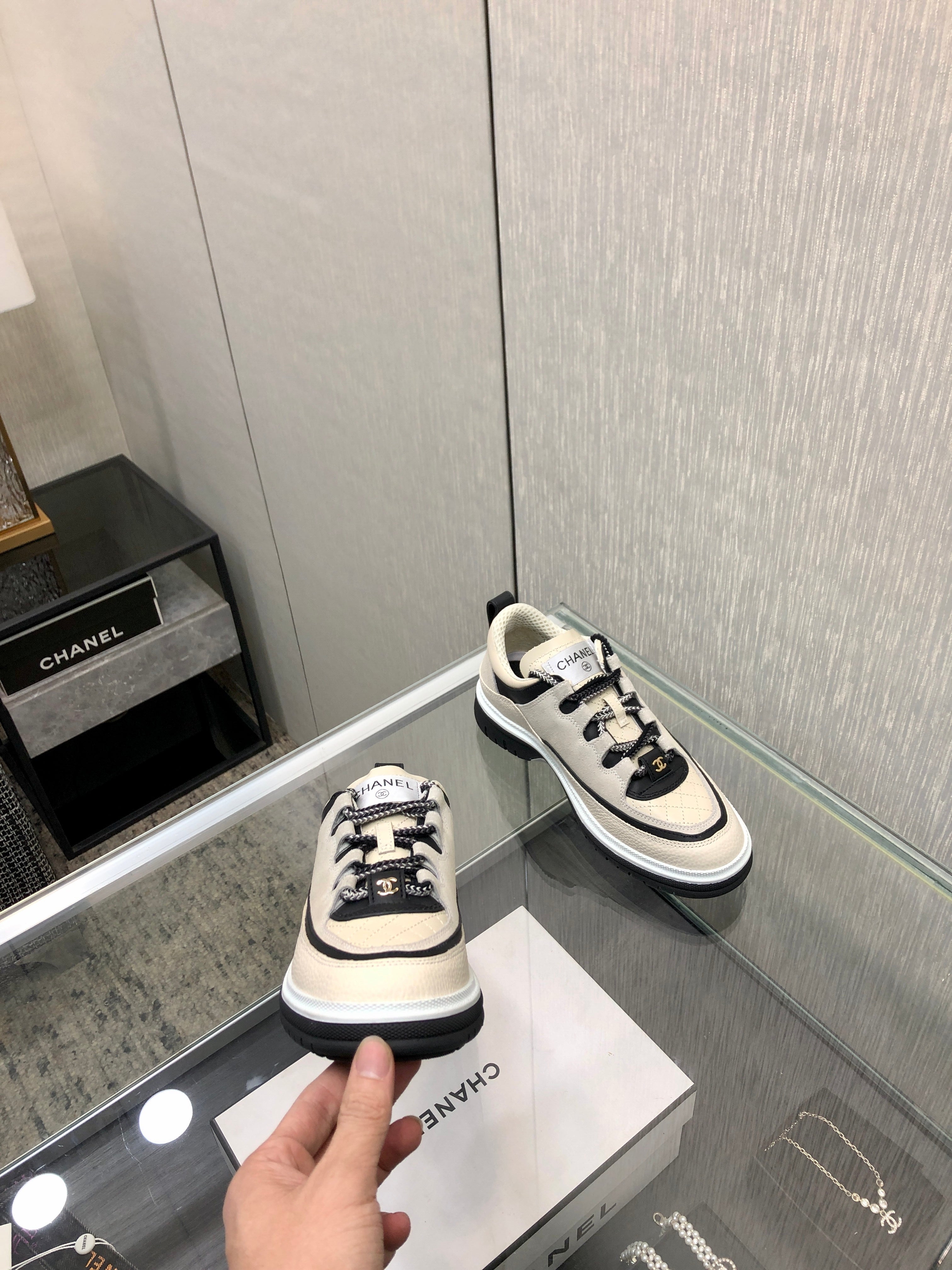 CHANEL LOW TOP CASUAL SHOES IN BISQUE BEIGE LAMBSKIN AND SUEDE