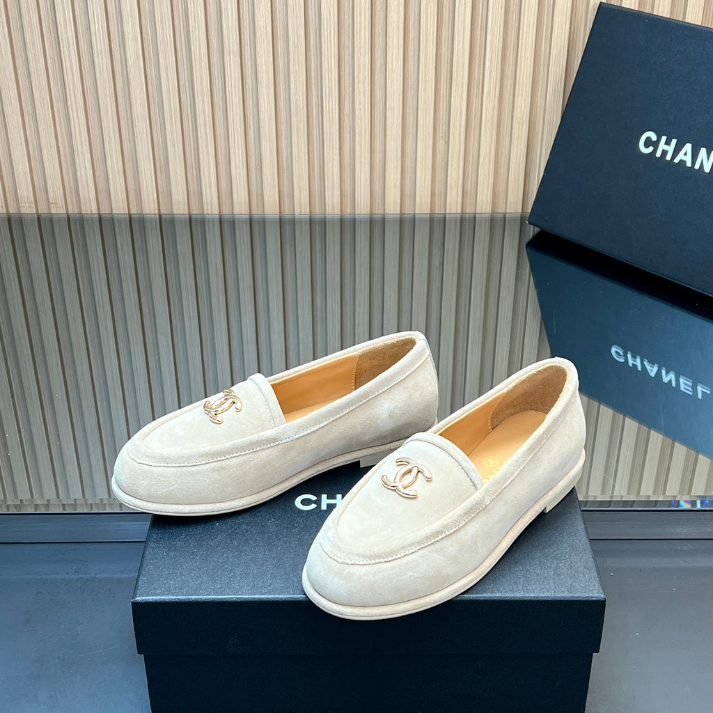 CHANEL 25S TEDDY LOAFER 15MM IN LIGHT BEIGE SUEDE GOLD HARDWARE