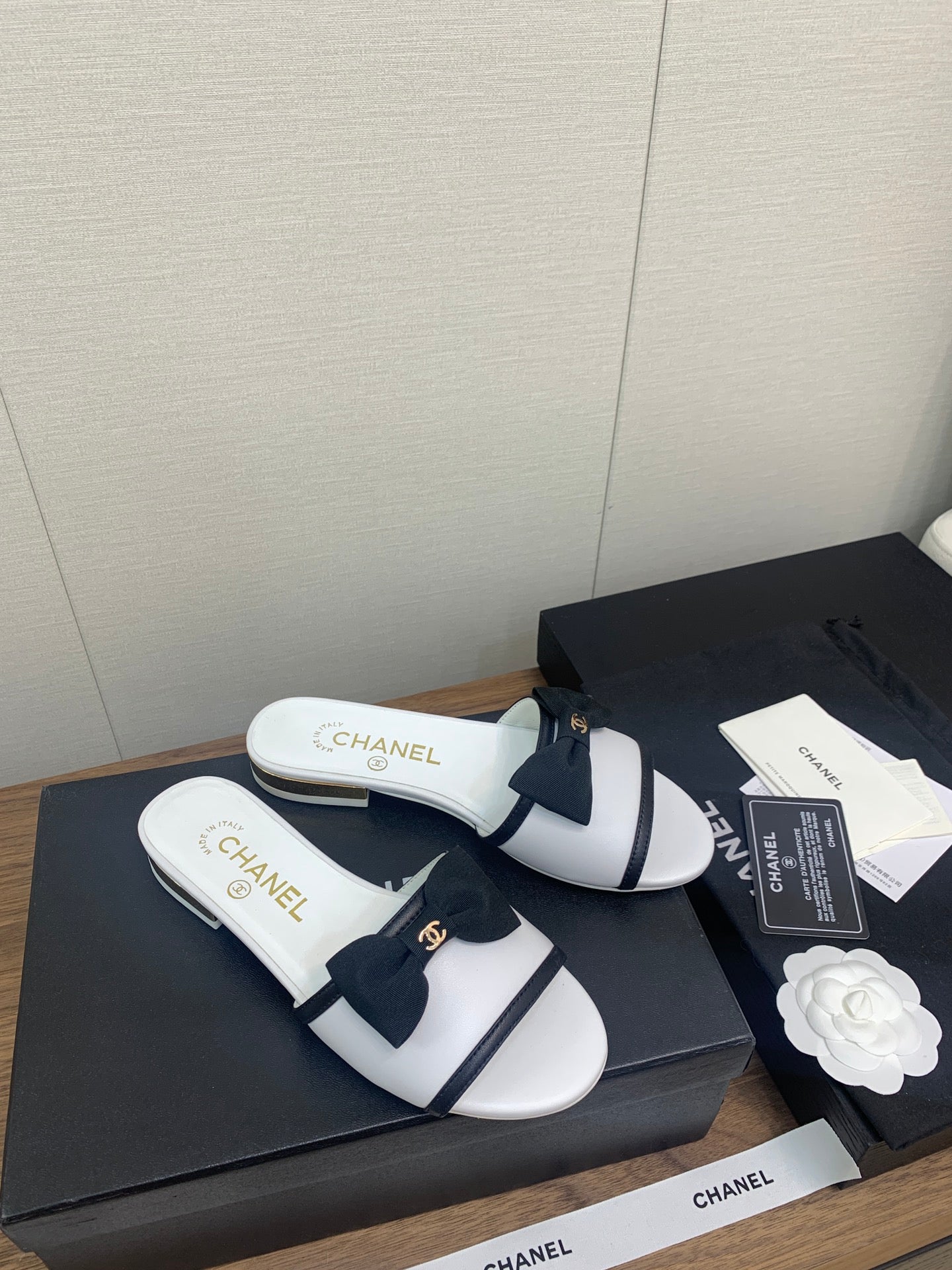 CHANEL BOW SLIPPERS IN WHITE LAMBSKIN